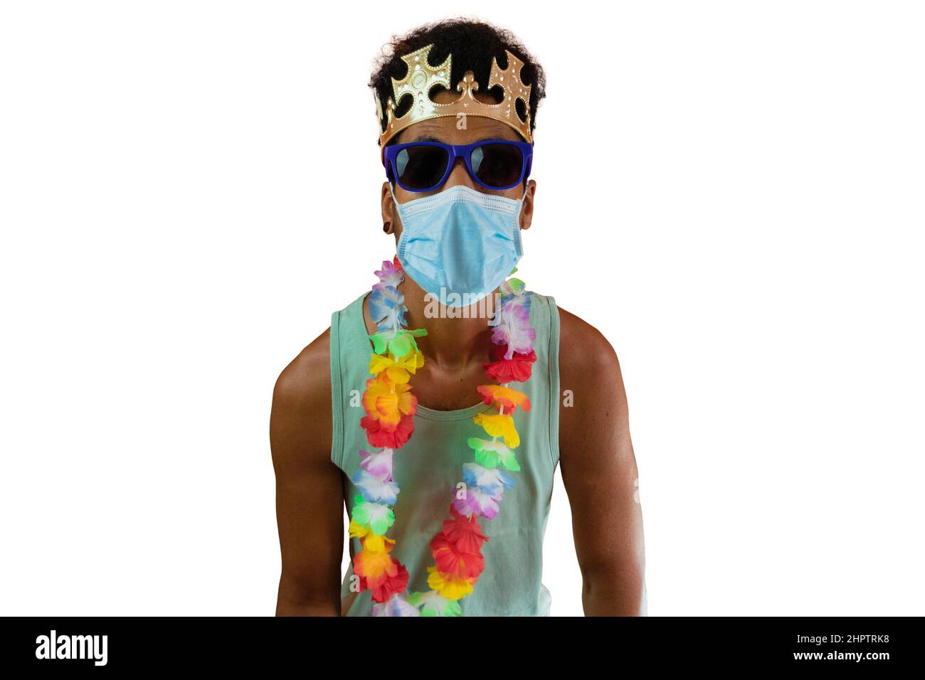 Homme noir en costume de carnaval avec masque pandémique isolé. Banque D'Images