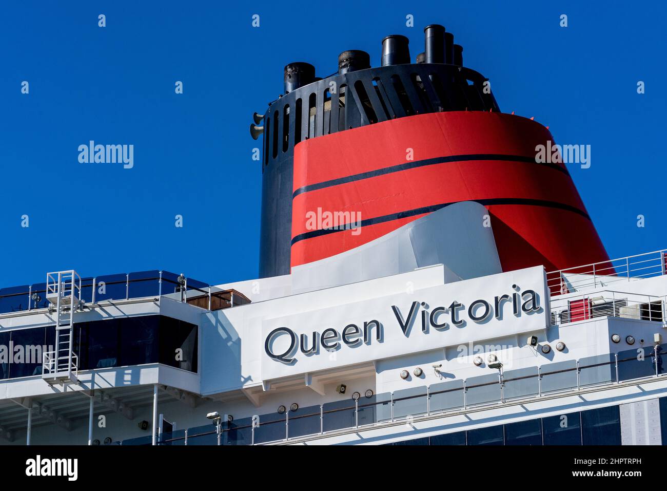 Vue sur l'entonnoir rouge et noir du Cunard Queen Victoria Banque D'Images