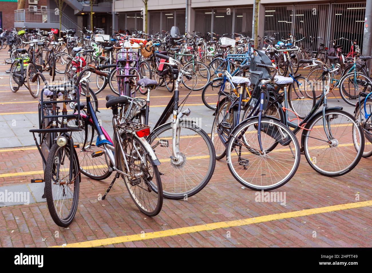 Haarlem, pays-Bas - 2 avril 2016 : nombreux vélos, parking extérieur près de la gare Banque D'Images