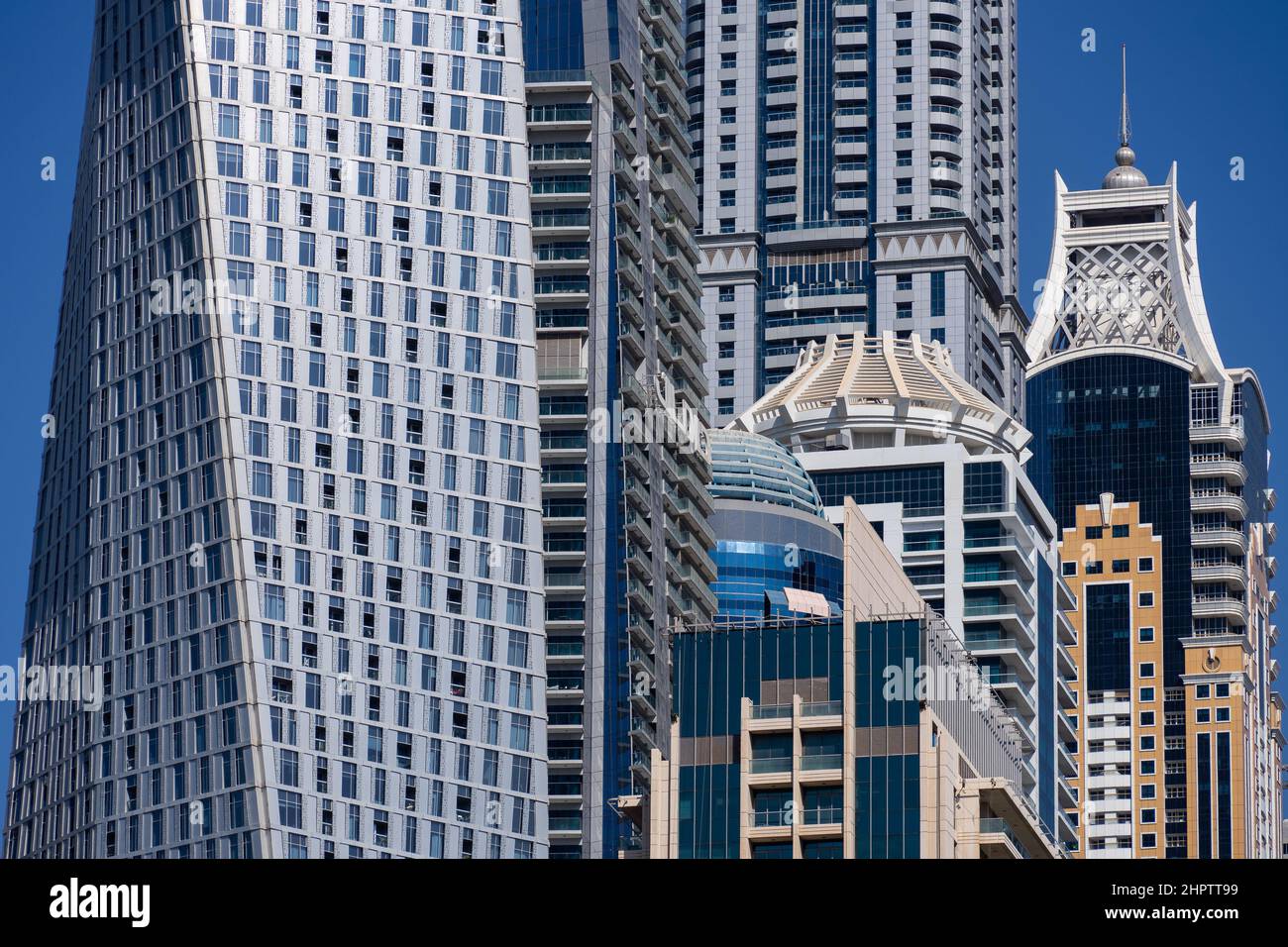 05 2021 décembre - Dubaï, Émirats arabes Unis : vue détaillée de la tour Cayan Twist, de la tour Emiarates Crown, de la tour Princess et d'autres gratte-ciels de la marina de Dubaï Banque D'Images