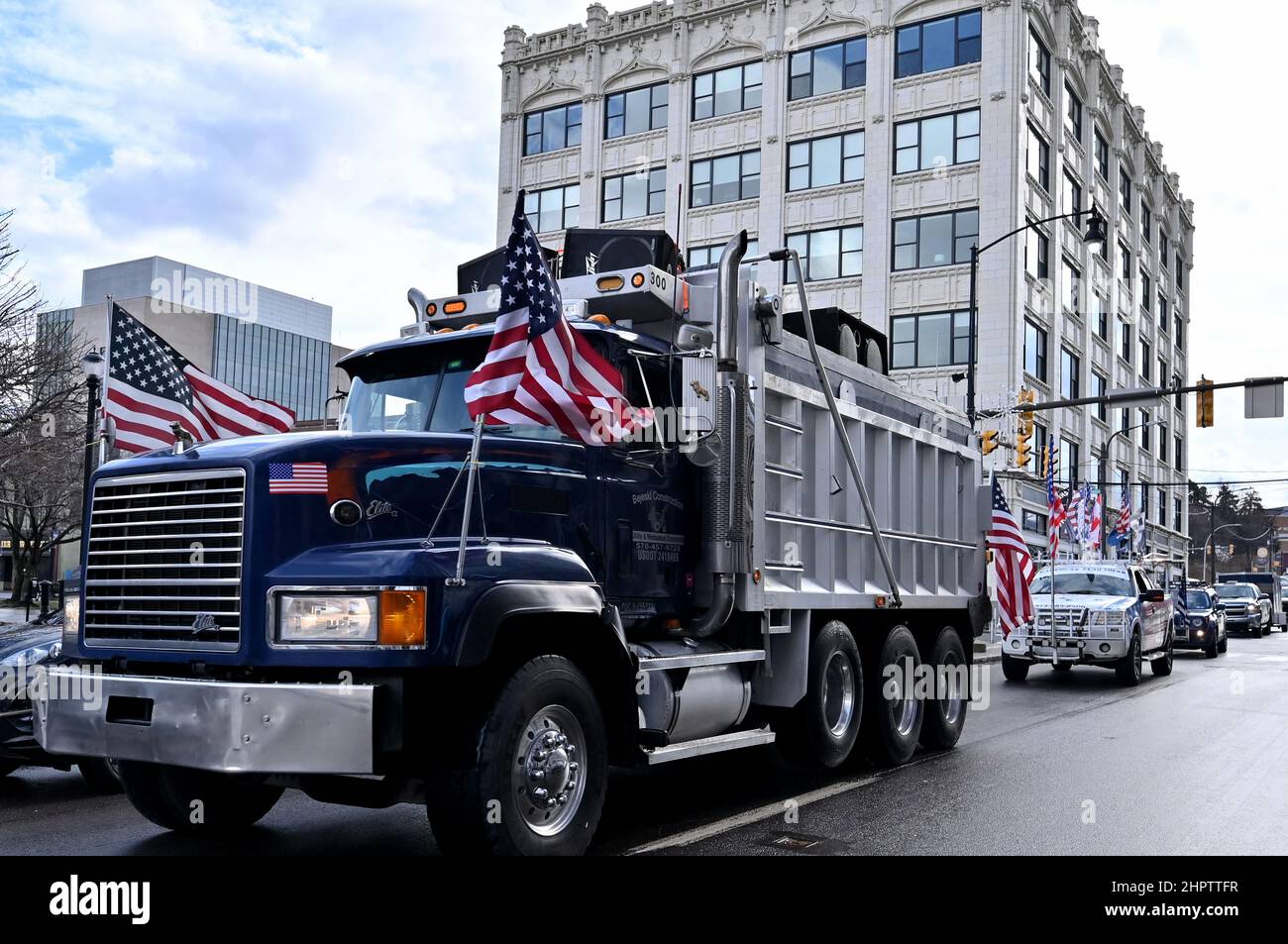 Scranton, États-Unis. 23rd févr. 2022. Vue sur les camions et les voitures en appui aux manifestations des camionneurs à travers Scranton avant que le convoi de camionneurs ne se dirige vers DC pour obstruer le belltway.Bob Bolus, homme d'affaires de camionnage de Scranton, a organisé un groupe local pour rejoindre le convoi de camions national en direction de Washington, DC obstrue les routes de l'I-495 en signe de protestation contre les restrictions de Covid-19 et celles en prison pour l'insurrection du 6 janvier. (Photo par Aimee Dilger/SOPA Images/Sipa USA) crédit: SIPA USA/Alay Live News Banque D'Images