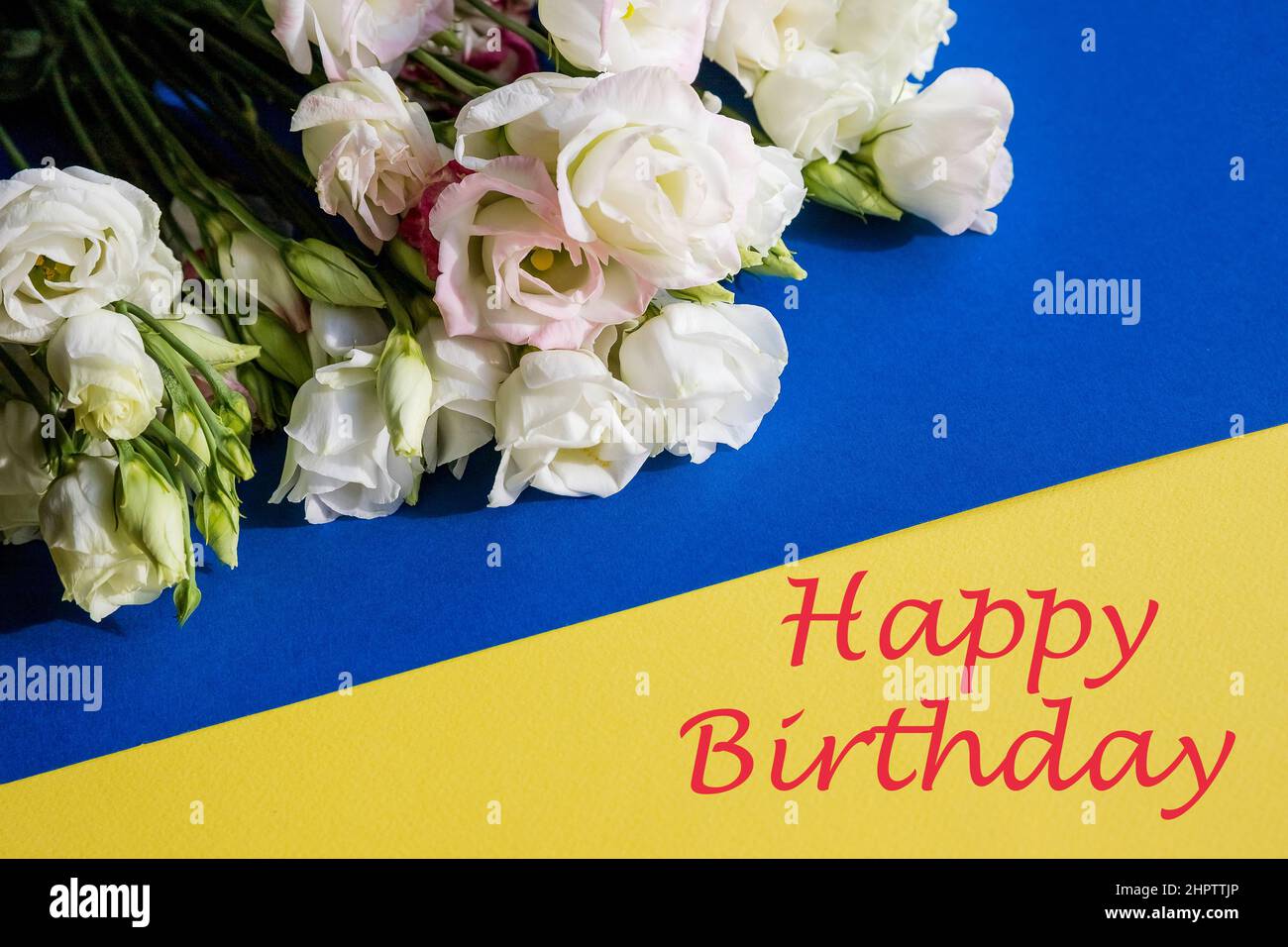 Carte de vœux d'anniversaire élégante. Texte Joyeux anniversaire sur fond jaune.fleurs d'eustoma blanc est dans l'enveloppe. Plat tendance. Banque D'Images