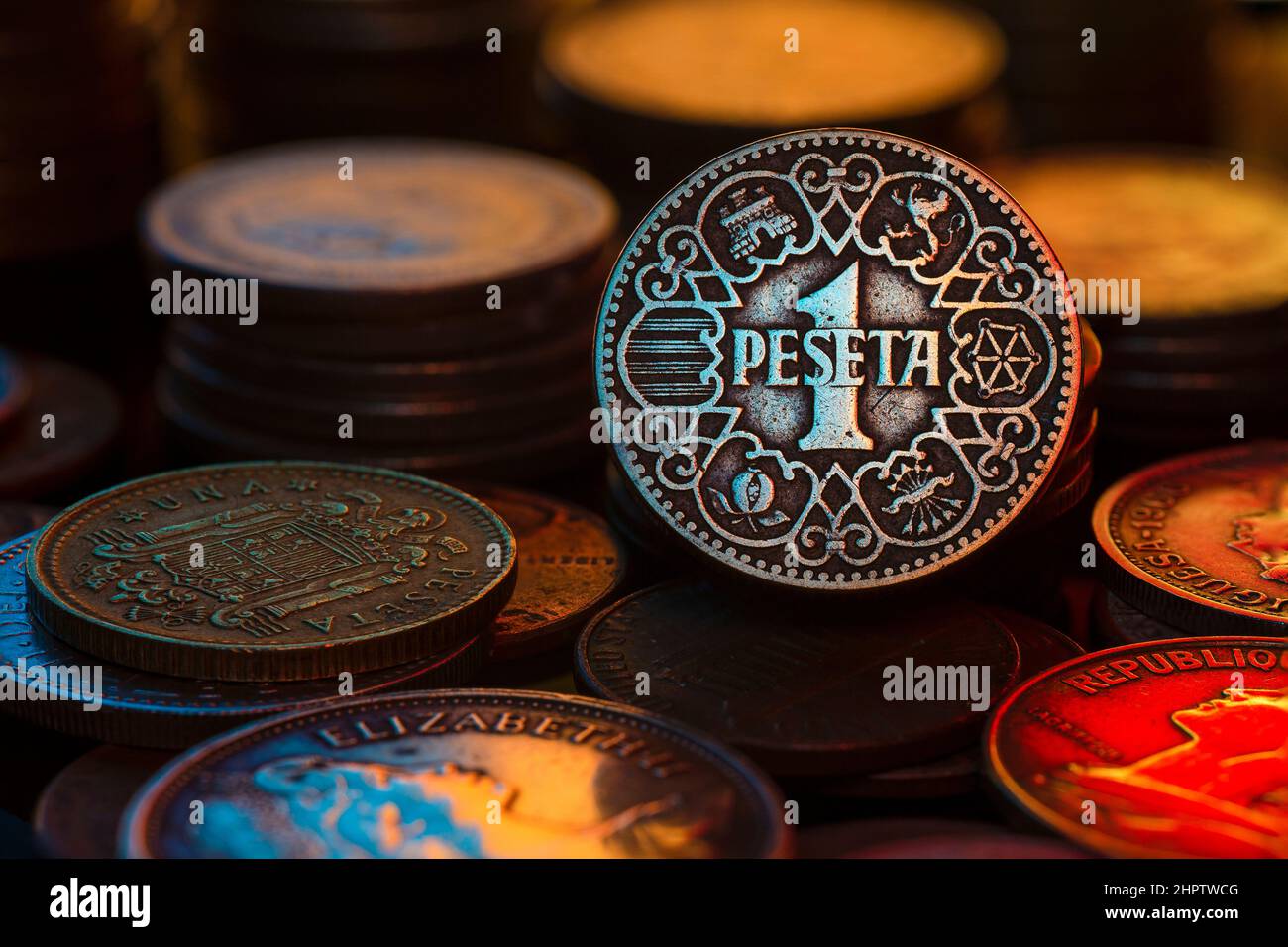 1944 Espagnol Peseta coin piles et piles gros plan Banque D'Images