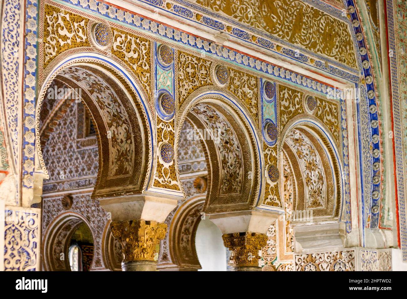 Entrée intérieure Arches à l'Alcazar : trois arches décorées de façon ornée offrent une entrée magnifique au palais et à la forteresse de l'Alcazar. Banque D'Images