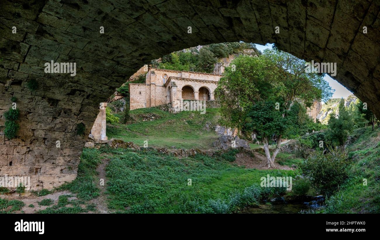 L'ermitage Santa Maria de la Hoz et le pont romain dans le village de Tobera. Burgos. Espagne Banque D'Images