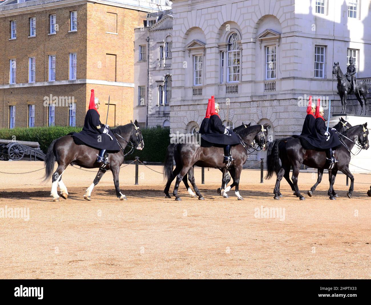 La cérémonie de changement de la Queen's Life Guard à l'occasion de la parade des gardes à cheval, Londres, Royaume-Uni. Soldats du régiment de cavalerie de la maison, des Bleus et des Royals. Banque D'Images