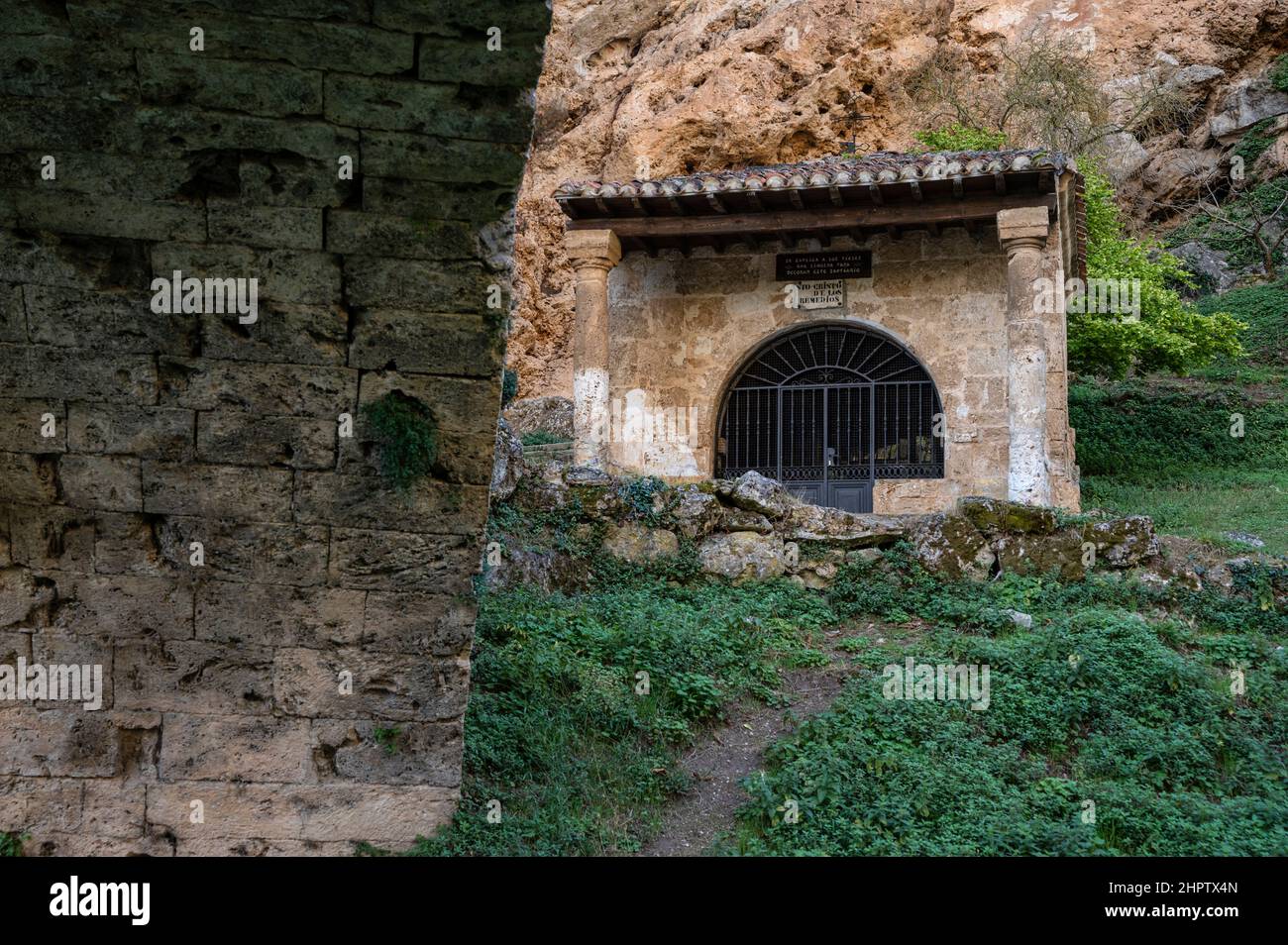L'ermitage Santa Maria de la Hoz et le pont romain dans le village de Tobera. Burgos. Espagne Banque D'Images
