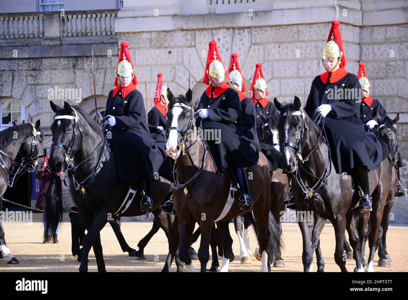 La cérémonie de changement de la Queen's Life Guard à l'occasion de la parade des gardes à cheval, Londres, Royaume-Uni. Soldats du régiment de cavalerie de la maison, des Bleus et des Royals. Banque D'Images