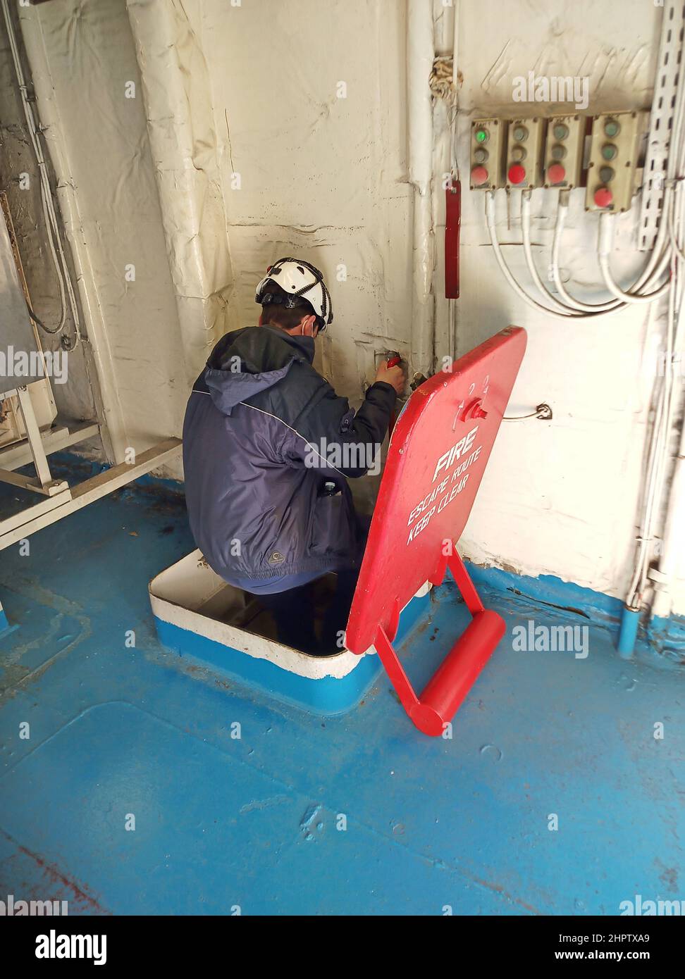 évacuation d'urgence de la route depuis le local des machines ou espaces confinés dans un navire, trappe d'évacuation d'urgence, sécurité à bord du navire, sécurité, Banque D'Images