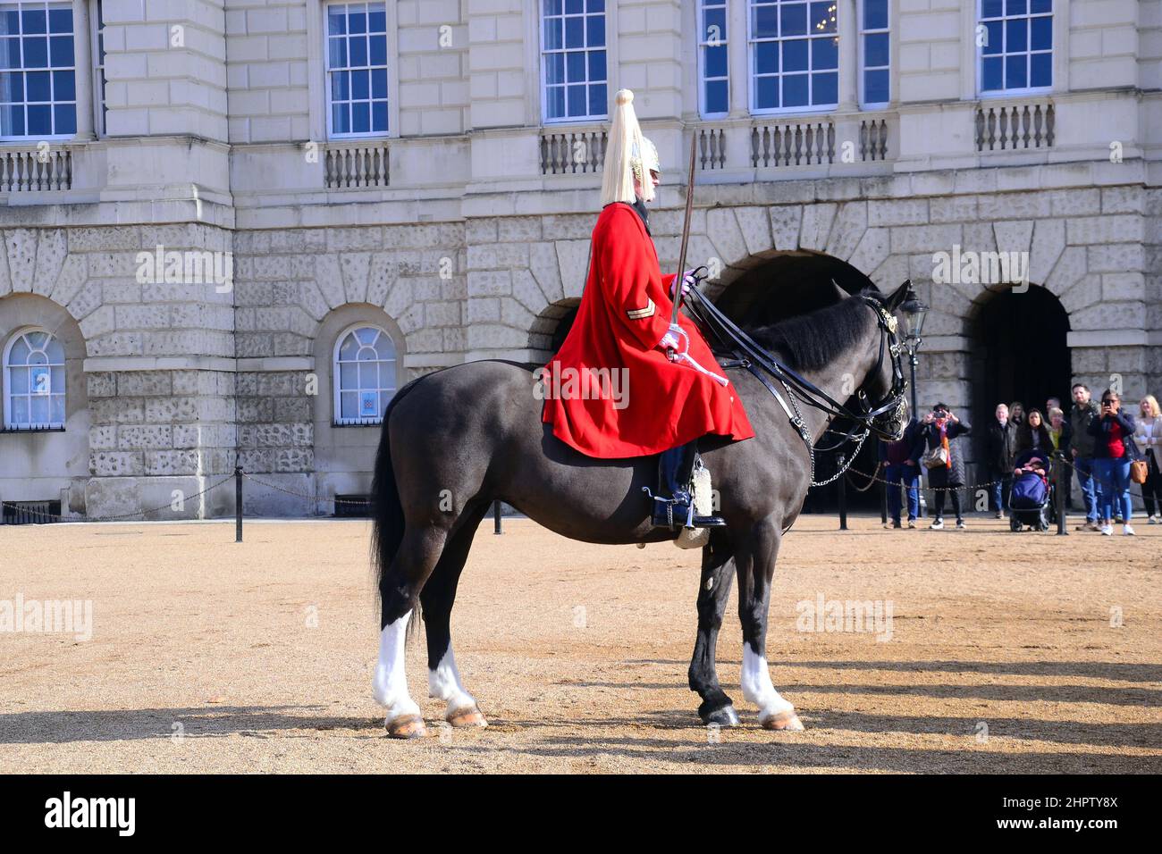 La cérémonie de changement de la Queen's Life Guard à l'occasion de la parade des gardes à cheval, au large de Whitehall, Londres, Royaume-Uni. Soldats du Régiment à cheval de la Cavalerie de ménage. Banque D'Images