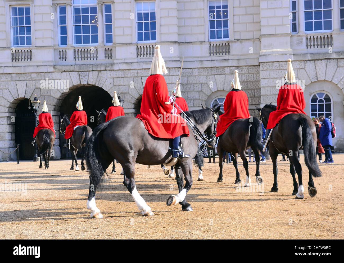 La cérémonie de changement de la Queen's Life Guard à l'occasion de la parade des gardes à cheval, au large de Whitehall, Londres, Royaume-Uni. Soldats du Régiment à cheval de la Cavalerie de ménage. Banque D'Images