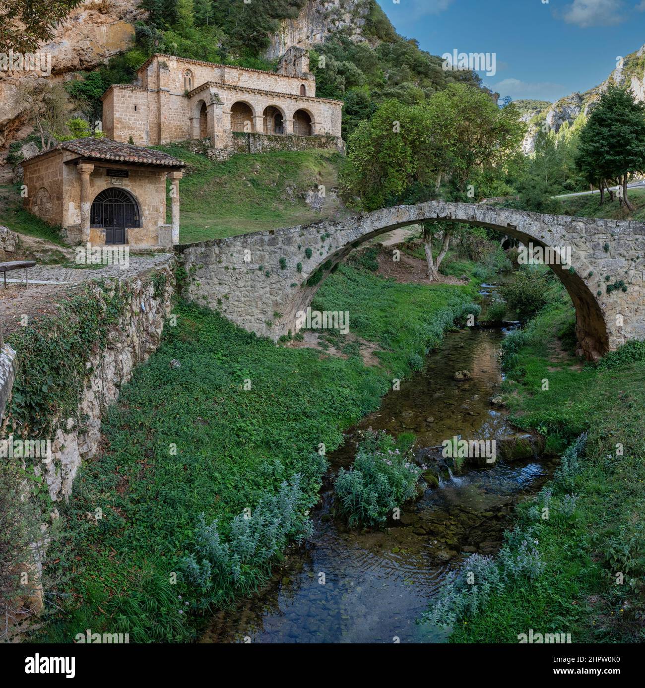 L'ermitage Santa Maria de la Hoz et le pont romain dans le village de Tobera. Burgos. Espagne Banque D'Images