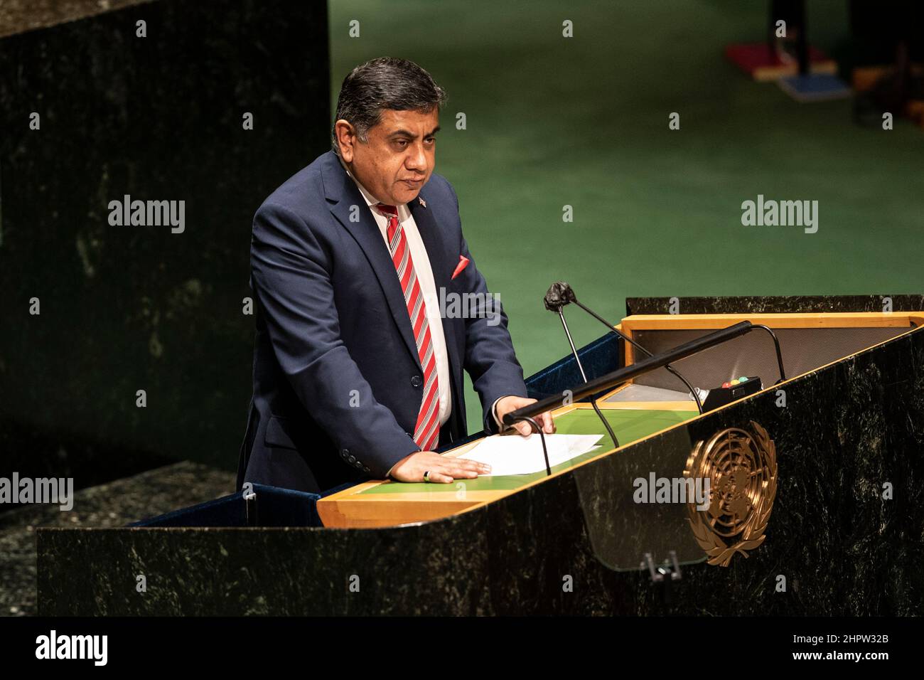 New York, NY - 23 février 2022 : Lord Ahmad de Wimbledon, ministre britannique, parle lors de la réunion de l'Assemblée générale sur la situation en Ukraine au siège de l'ONU Banque D'Images