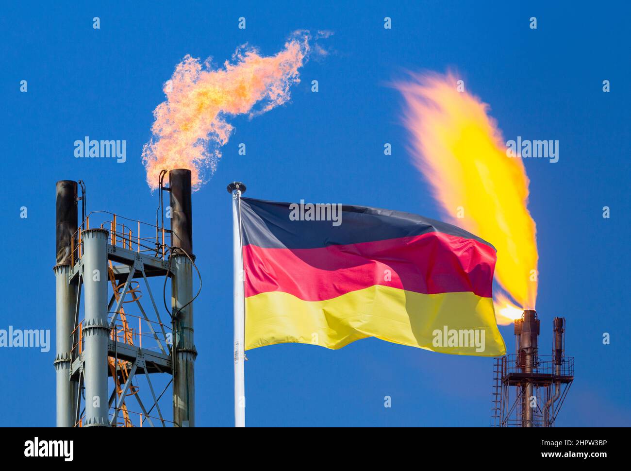 Drapeau de l'Allemagne contre les cheminées des centrales à gaz industrielles. Crise énergétique, Russie, conflit en Ukraine, Nord Stream 2, Europe, Gaz russe... concept Banque D'Images