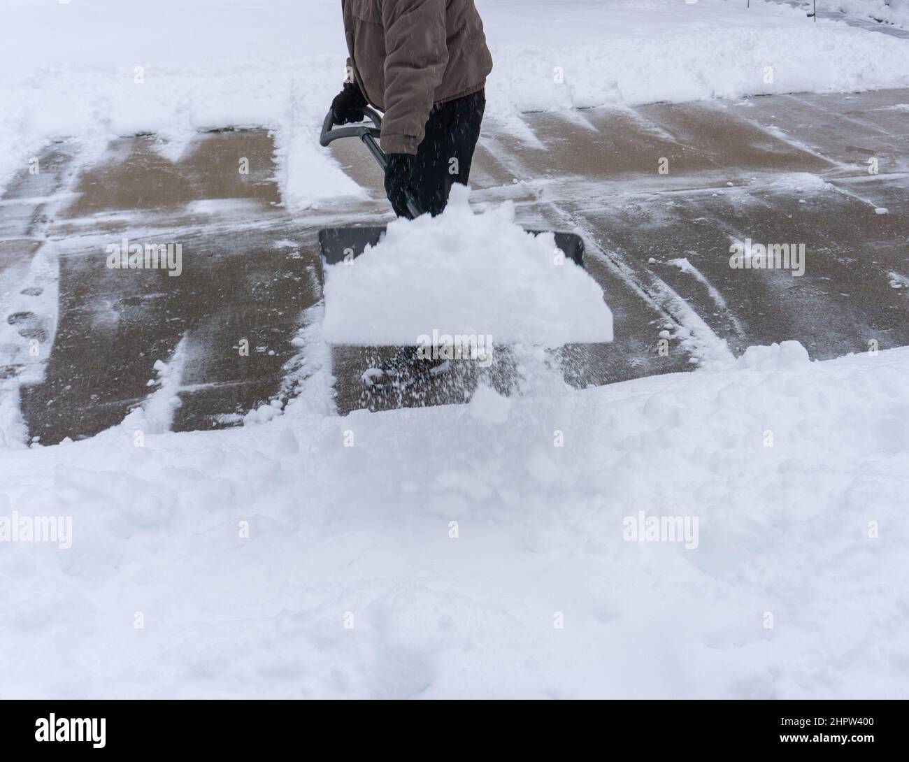 Gros plan sur la neige en pelant l'homme tempête d'hiver Banque D'Images