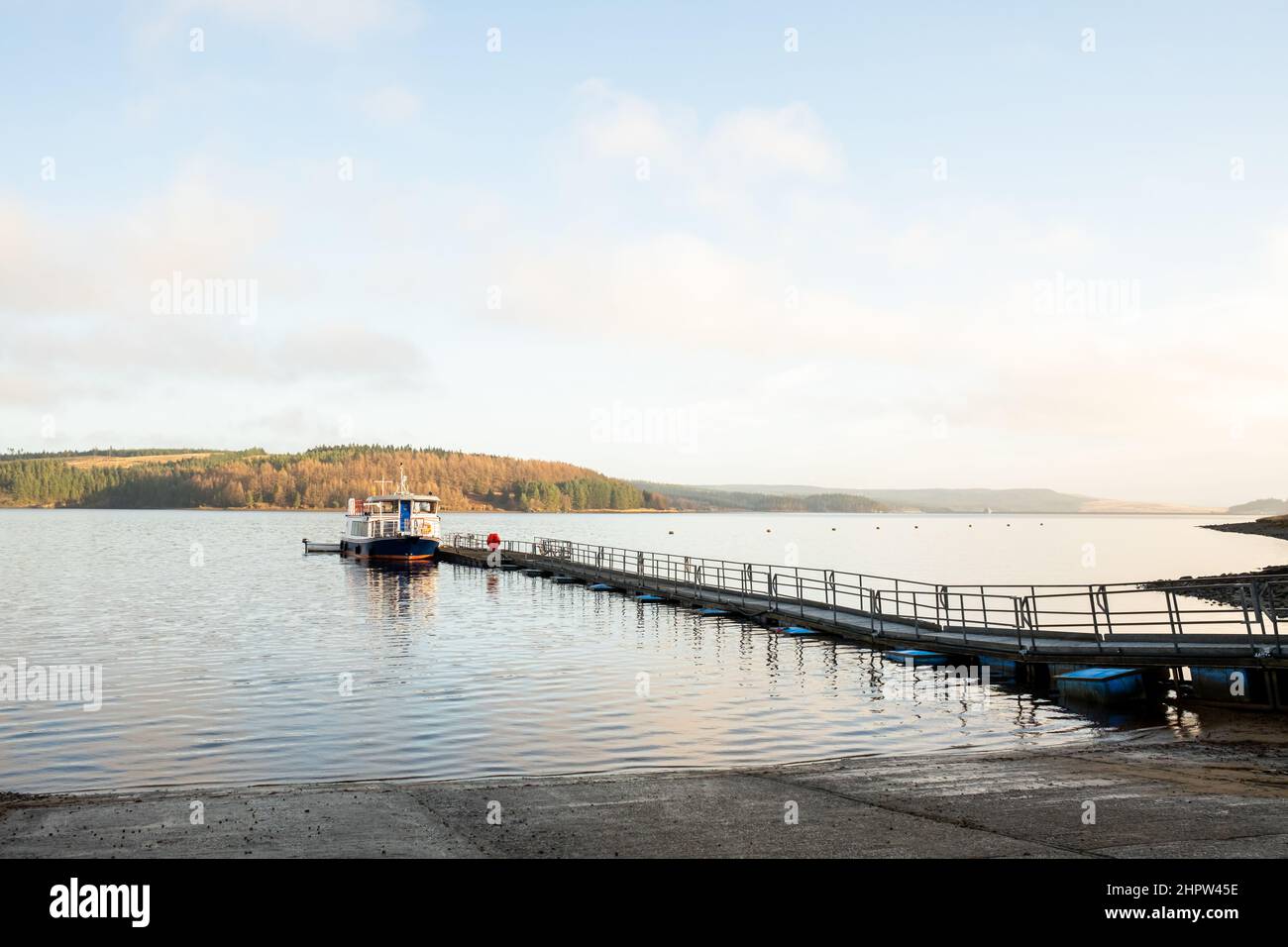 Kielder Angleterre: 13th janvier 2022: Kielder Ferry (l'Osprey) amarré à la jetée sur une belle matinée ensoleillée d'hiver Banque D'Images