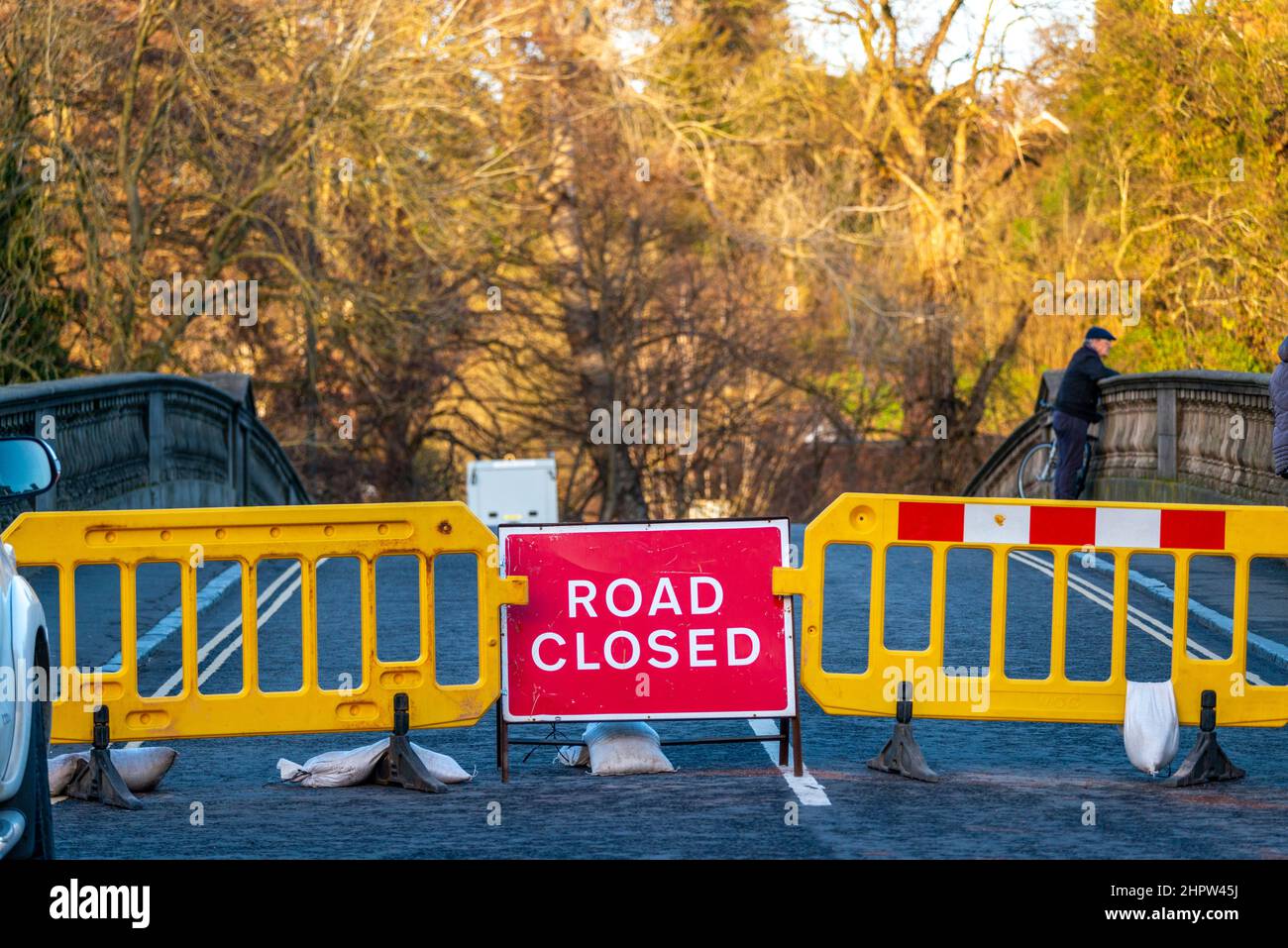 Bewdley,Worcestershire,England,UK- février 22 2022: Le pont est fermé à la circulation en raison des inondations et des eaux torrentielles de rivière, ce qui le rend dangereux a Banque D'Images