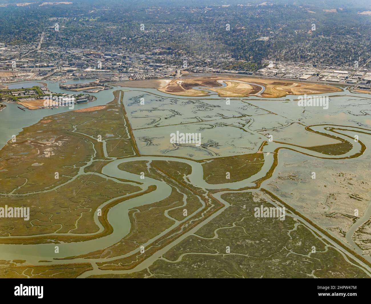 Vue aérienne du parc marin national de Bair Island et du paysage urbain de Californie Banque D'Images