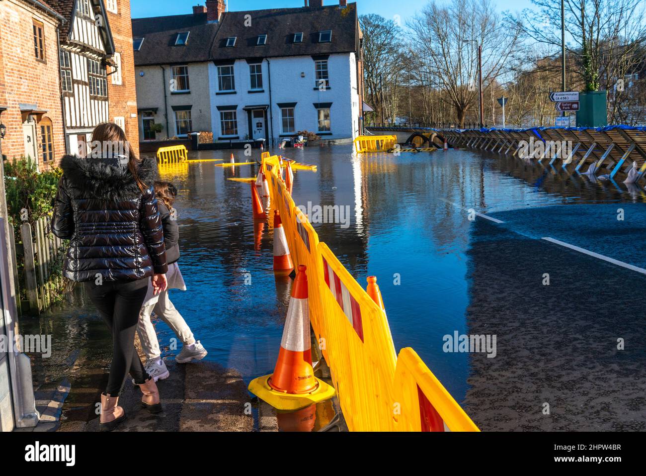 Bewdley,Worcestershire,England,UK- février 22 2022: Les gens risquent d'être mouillés et la circulation est interdite sur les routes qui se déversent dans la rivière Severn à Bewdley Banque D'Images