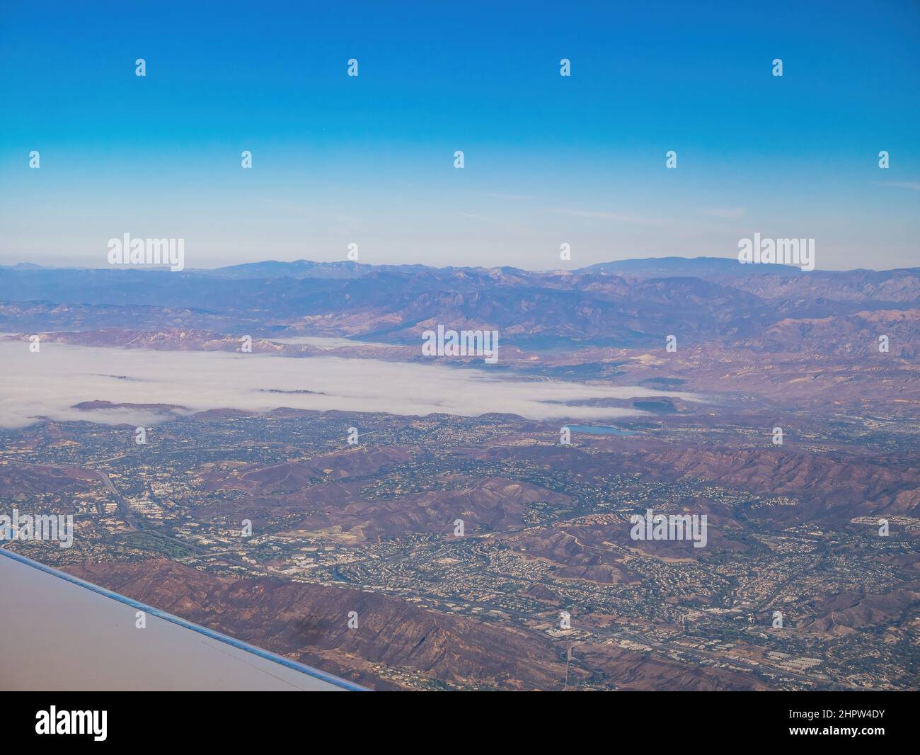 Vue aérienne du paysage de montagne de la forêt nationale d'Angeles et du paysage urbain de la Californie Banque D'Images