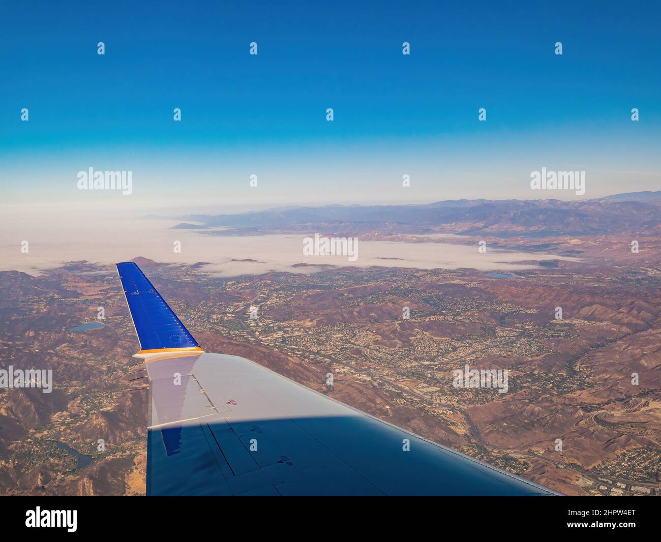Vue aérienne du paysage de montagne de la forêt nationale d'Angeles et du paysage urbain de la Californie Banque D'Images