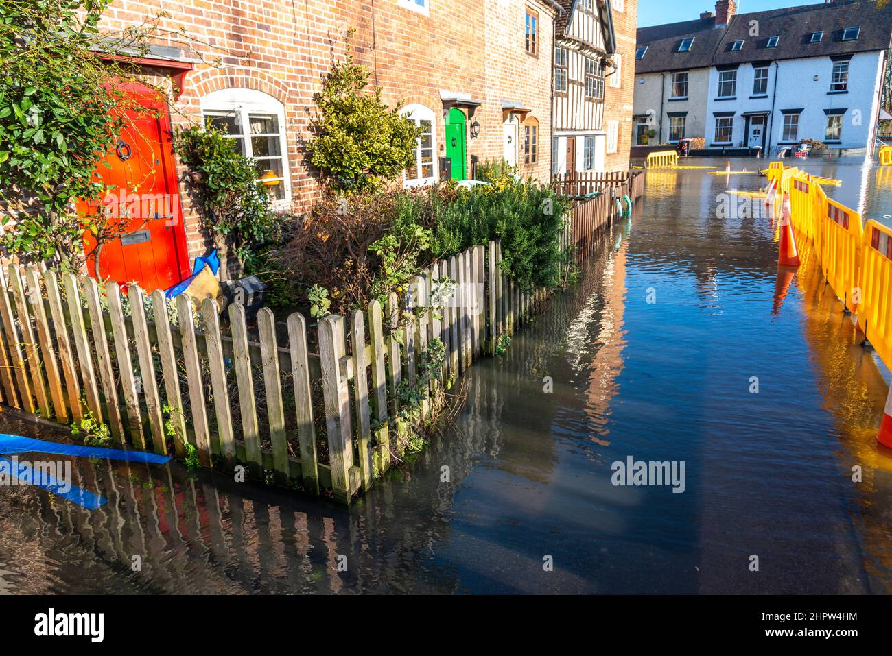 Bewdley,Worcestershire,England,UK- février 22 2022: Un résident tente d'évacuer l'eau d'un chalet sur le bord de la rivière Severn, et plus flo Banque D'Images