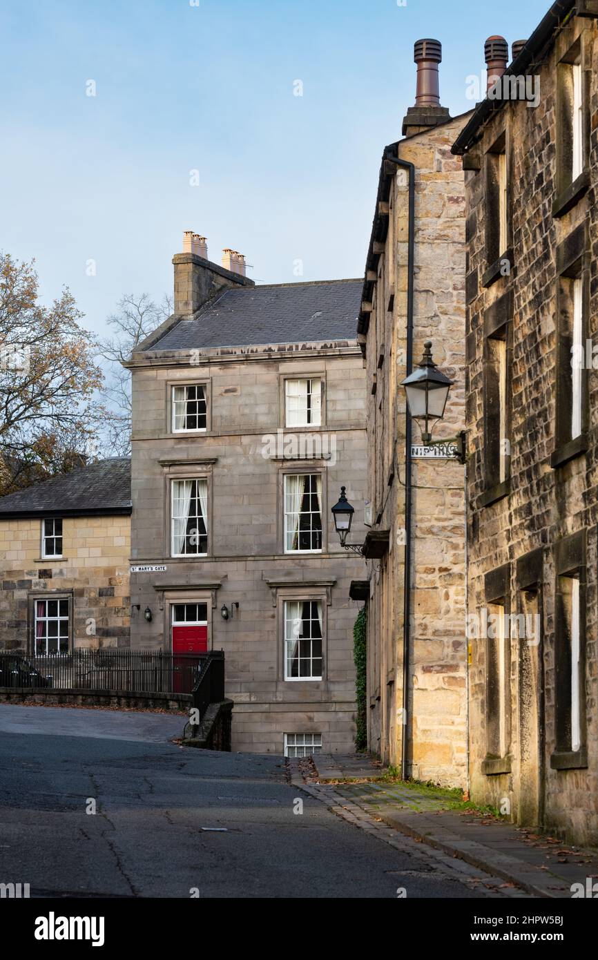 Graycourt une maison géorgienne sur la porte St Mary's, la parade St Mary's et la colline Nip à côté des maisons en grès du château, Lancaster, Lancashire, Angleterre, Royaume-Uni Banque D'Images