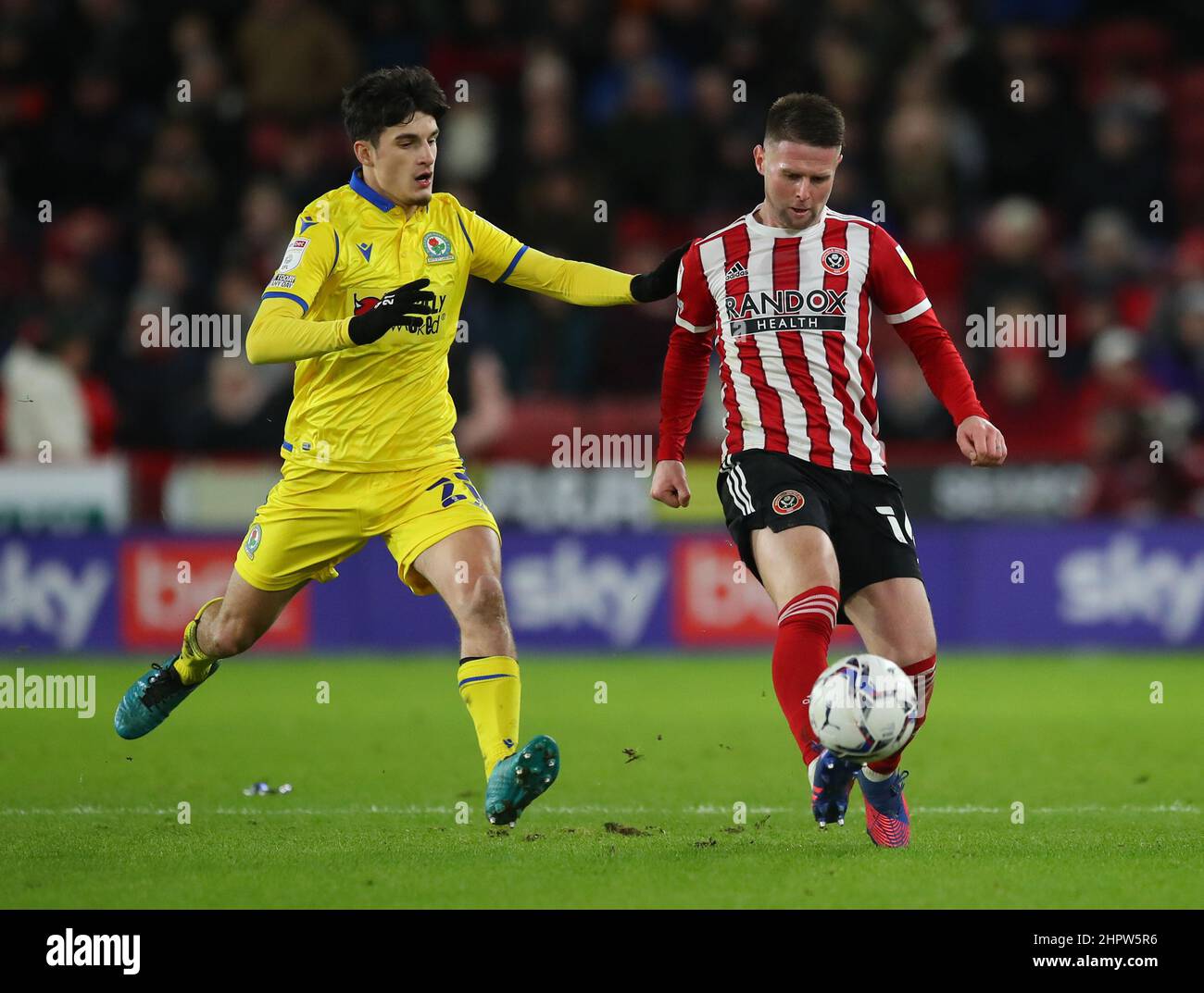 Sheffield, Angleterre, le 23rd février 2022. John Buckley, de Blackburn Rovers, se chase d'après Oliver Norwood de Sheffield Utd lors du match du championnat Sky Bet à Bramall Lane, Sheffield. Le crédit photo devrait se lire: Simon Bellis / Sportimage Banque D'Images