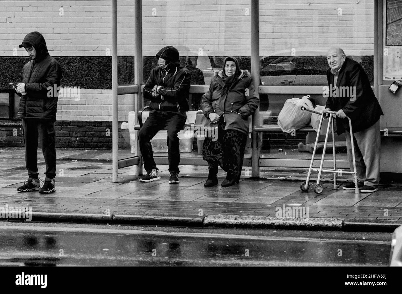 Photographie de rue, personnes attendant un bus à Green Street, Upton Park, Newham Banque D'Images