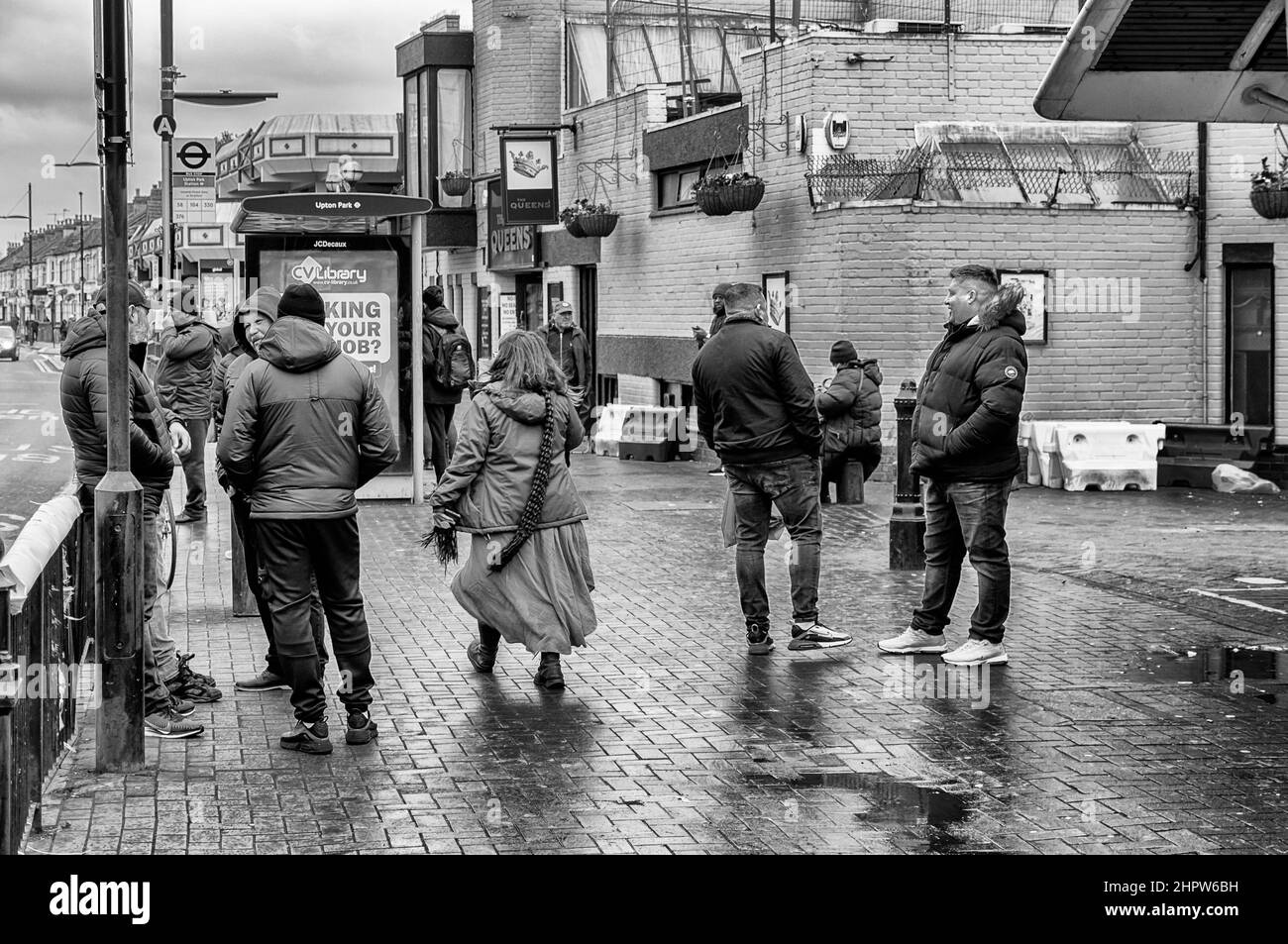 Lieu de rencontre des hommes d'Europe de l'est et communication entre eux le dimanche matin sur le marché Queens, Newham Banque D'Images