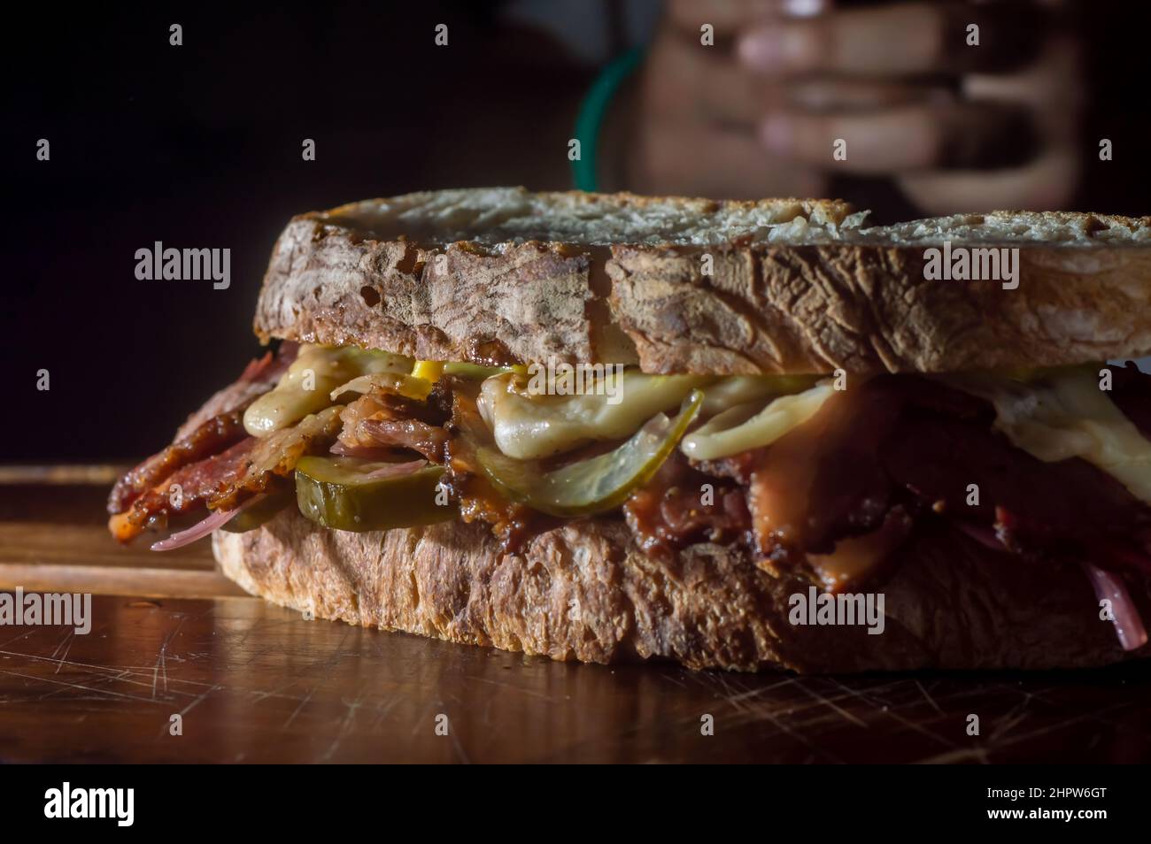 Pastrami sandwich sur un comprimé de bois avec délicieux rencontrer sur pain de baguette avec fromage, copier l'espace dans les parties de l'image. Banque D'Images