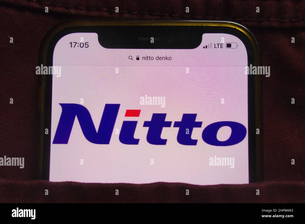 KONSKIE, POLOGNE - 22 février 2022 : logo de Nitto Denko Corporation affiché sur un téléphone mobile caché dans une poche de jeans Banque D'Images