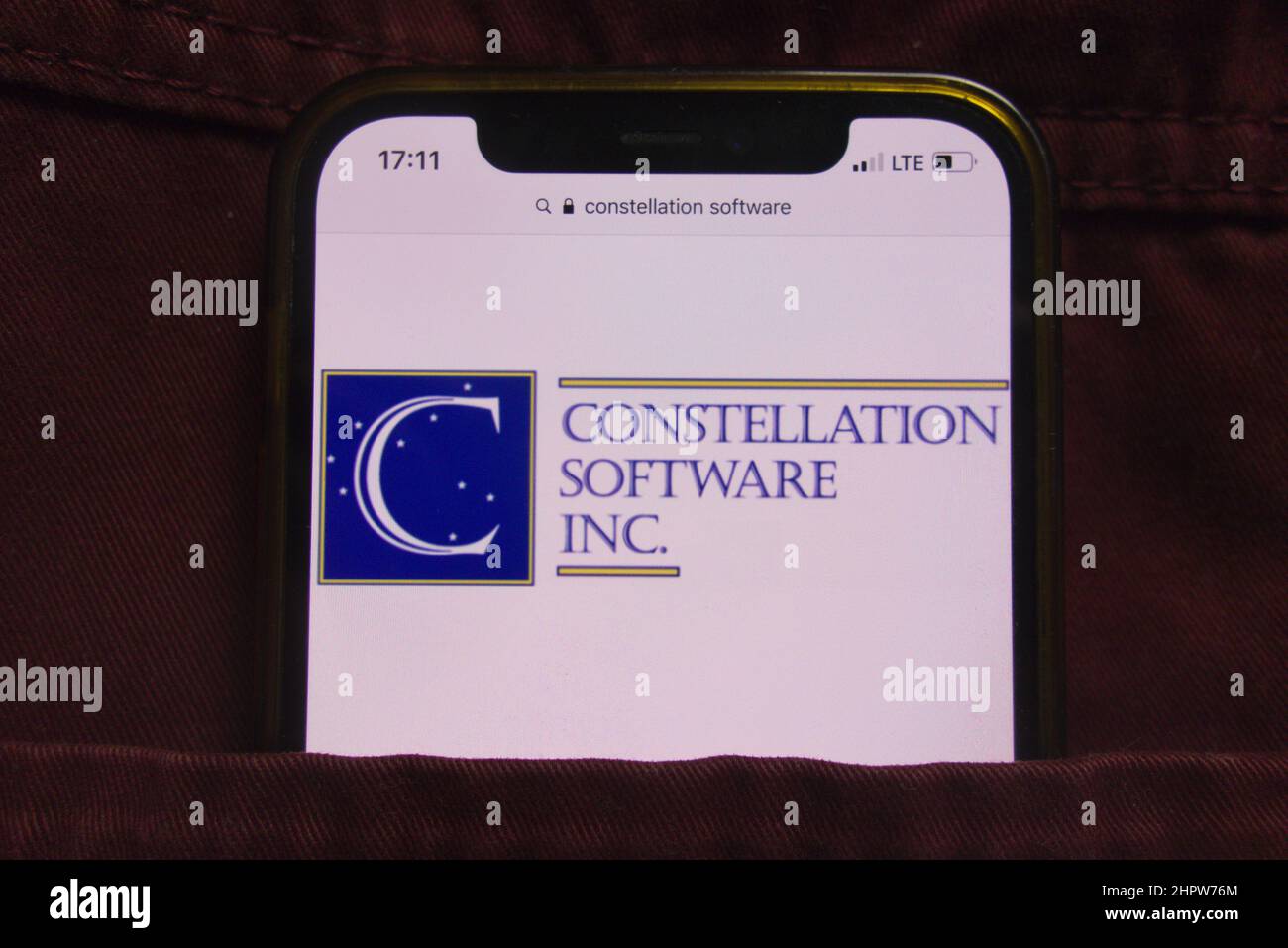KONSKIE, POLOGNE - 22 février 2022 : logo de constellation Software Inc affiché sur un téléphone mobile caché dans une poche de jeans Banque D'Images