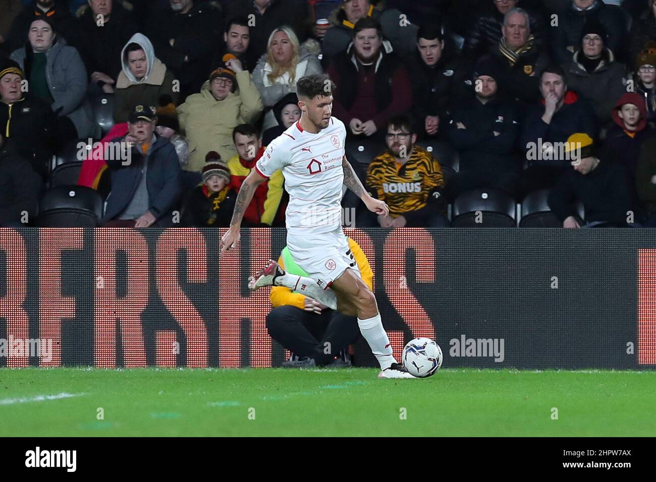 Kingston upon Hull, Royaume-Uni. 22nd févr. 2022. Barnsley #33 Matty Wolfe lors du match de championnat EFL Sky Bet entre Hull City et Barnsley au KCOM Stadium, Kingston upon Hull, Angleterre, le 22 février 2022. Photo de Simon Hall. Utilisation éditoriale uniquement, licence requise pour une utilisation commerciale. Aucune utilisation dans les Paris, les jeux ou les publications d'un seul club/ligue/joueur. Crédit : UK Sports pics Ltd/Alay Live News Banque D'Images