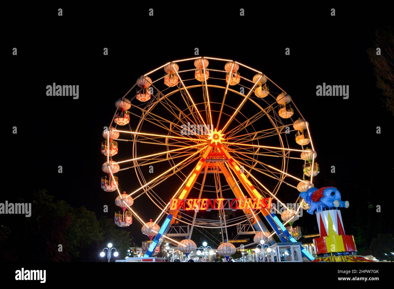 Grande roue dans la nuit Photo Stock - Alamy