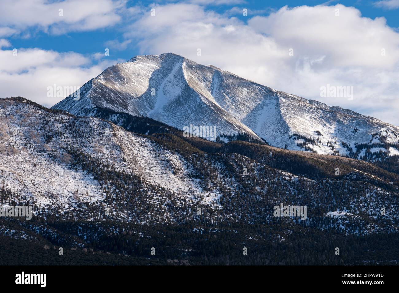 13 855 pieds California Peak s'élève au-dessus de la vallée de San Luis, située au sud du parc national et réserve de Great Sand Dunes, Colorado. Banque D'Images