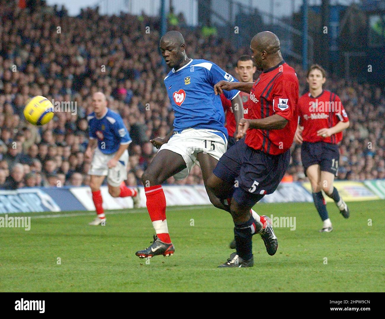 portsmouth v wba amdy faye prend darren moore pic mike walker, 2004 Banque D'Images