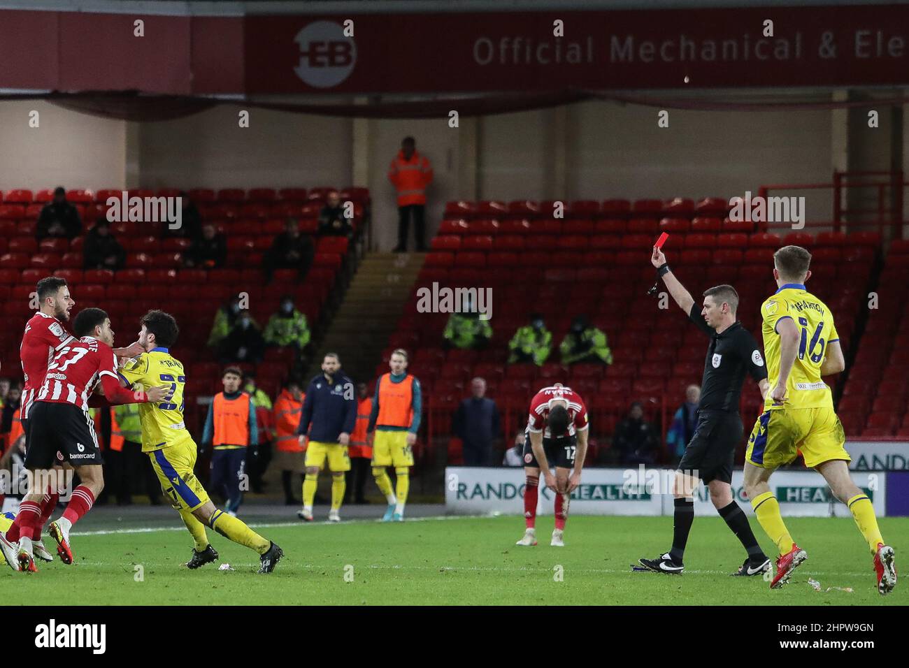 Sheffield, Royaume-Uni. 23rd févr. 2022. L'arbitre Matthew Donohue remet une carte rouge à Charlie Goode #26 de Sheffield United lors du match du championnat Sky Bet entre Sheffield United et Blackburn Rovers à Bramal Lane à Sheffield, au Royaume-Uni, le 2/23/2022. (Photo de James Heaton/News Images/Sipa USA) crédit: SIPA USA/Alay Live News Banque D'Images