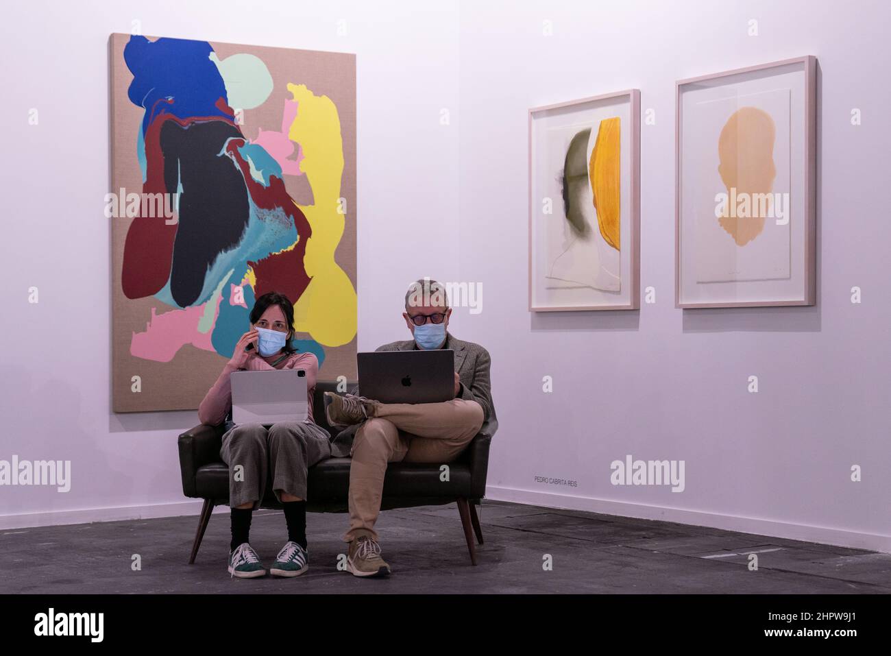 Le personnel de la galerie a vu s’asseoir sur leurs ordinateurs portables lors de l’édition 41 d’ARCO.ARCO Madrid est le salon international de l’art contemporain espagnol qui, depuis 1982, est l’une des principales plates-formes du marché de l’art et une pièce essentielle du circuit international consacré à la promotion et à la diffusion de la création artistique. (Photo de Guillermo Gutierrez / SOPA Images/Sipa USA) Banque D'Images