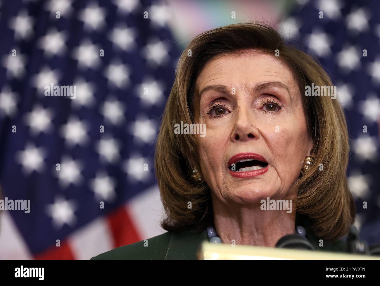 Washington, États-Unis. 23rd févr. 2022. La conférencière Nancy Pelosi (D-CA) tient une conférence de presse sur Capitol Hill pour discuter de son récent voyage où elle a dirigé une délégation du Congrès en Israël, en Allemagne et au Royaume-Uni à Washington DC le mercredi 23 février 2022. Photo par Jemal Countess/UPI crédit: UPI/Alay Live News Banque D'Images