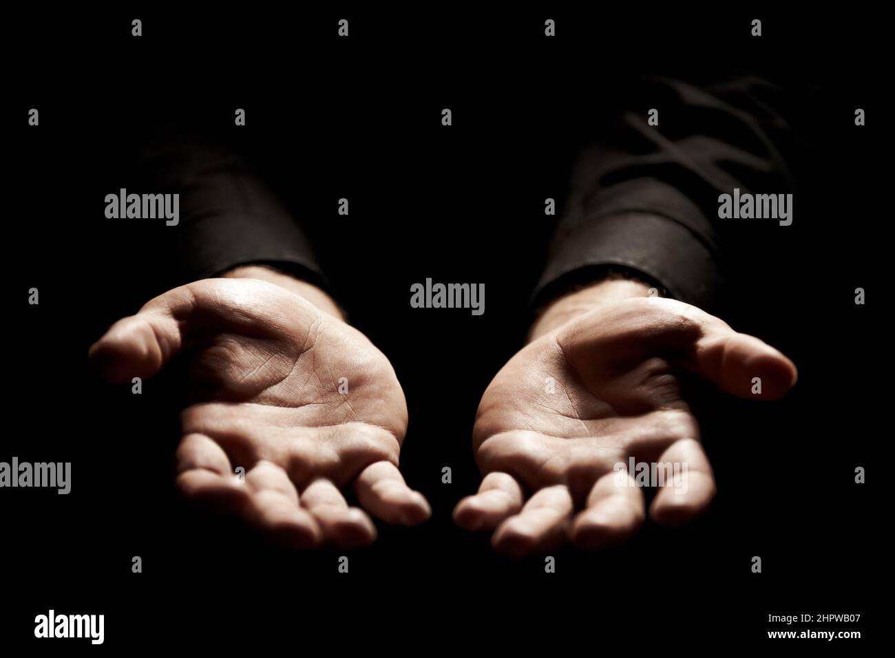 Ouvert à Dieu. Les mains s'étirent dans l'acceptation de Dieu. Banque D'Images