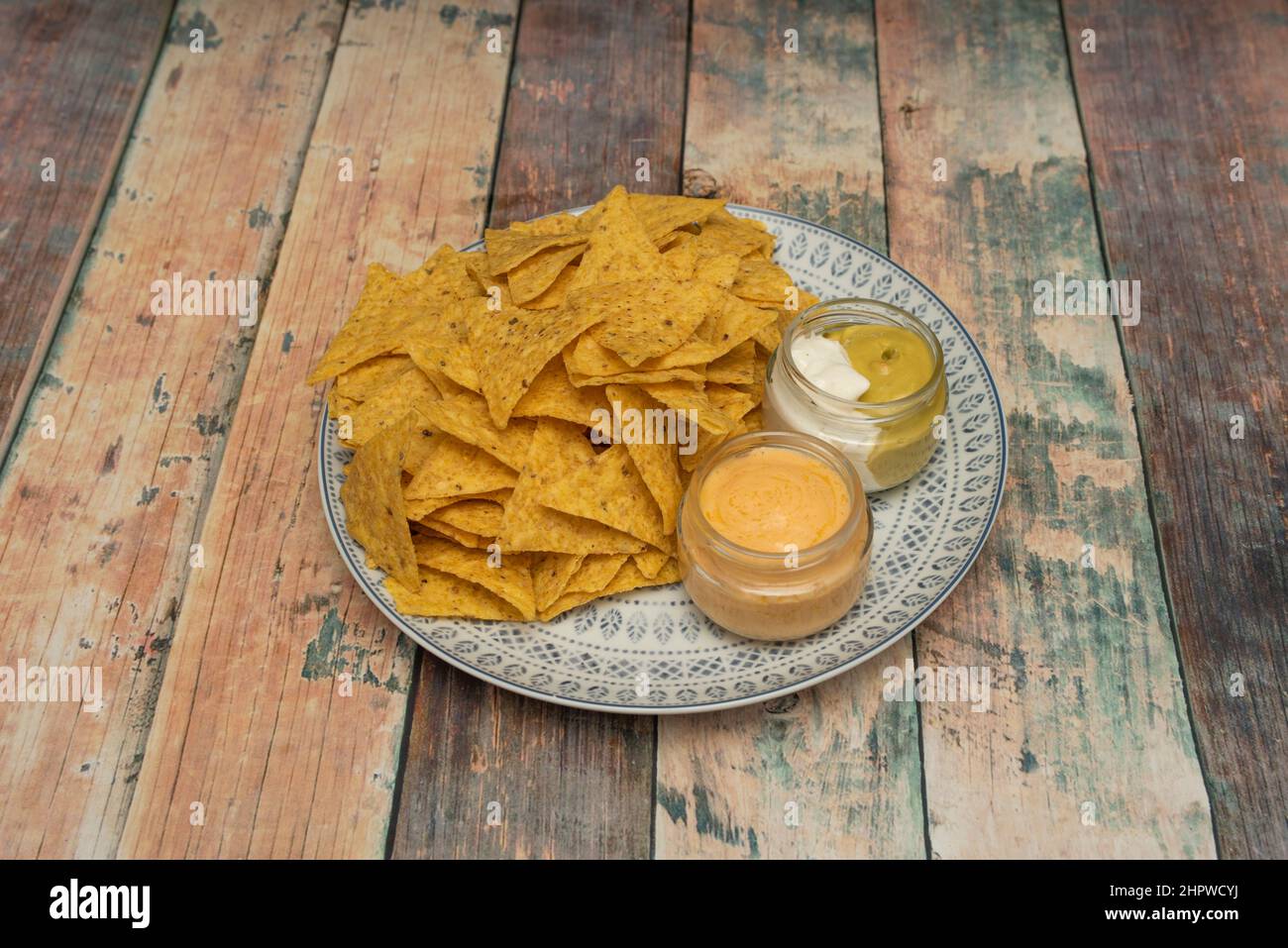 Les nachos sont un plat d'origine mexicaine, composé de morceaux de friture de tortilla de maïs couverts d'un fromage spécial appelé 'queso para nachos' Banque D'Images