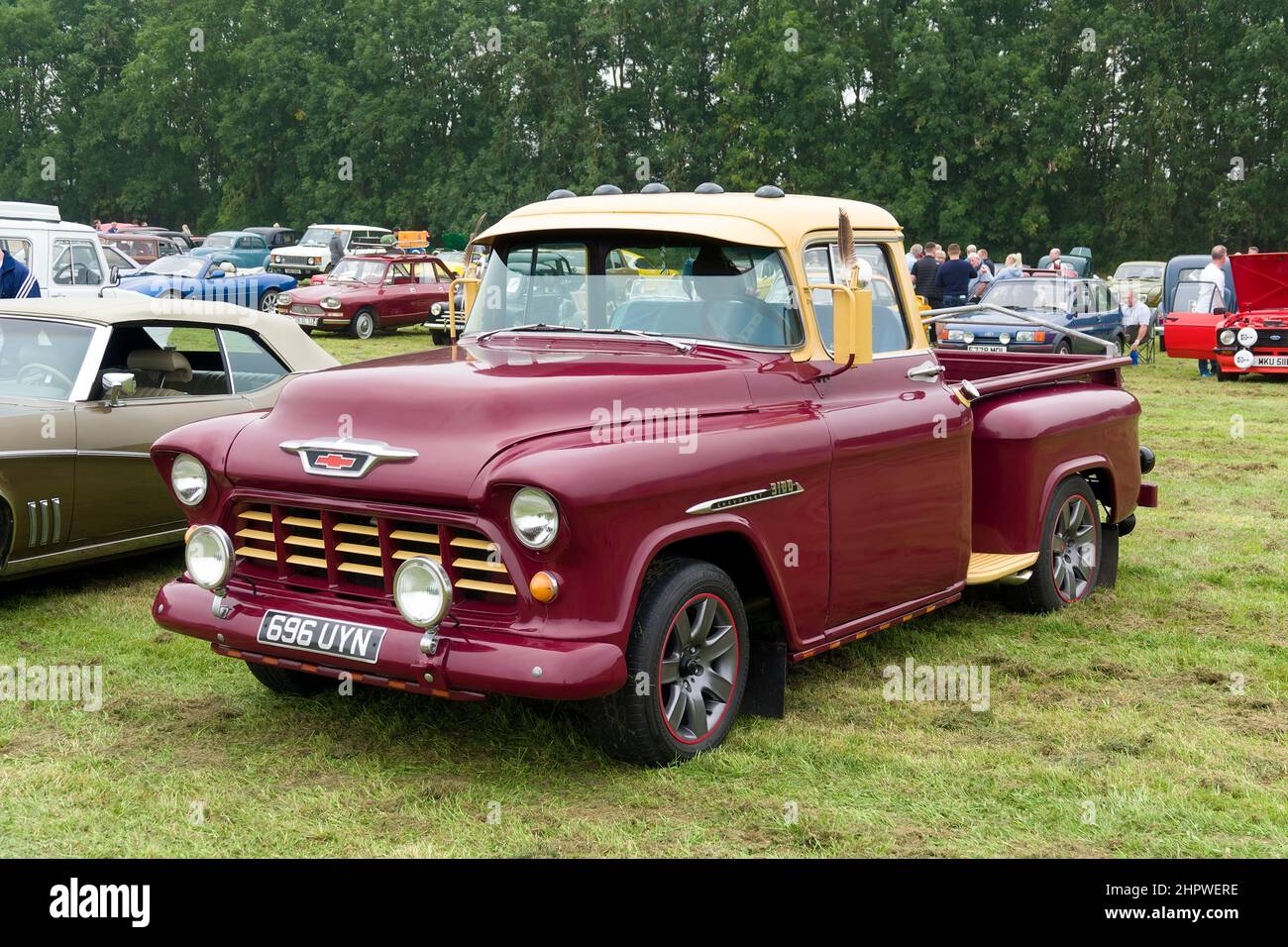 Westbury, Wiltshire, Royaume-Uni - septembre 5 2021 : un pick-up Apache 1955 de Chevrolet au White Horse Classic and Vintage Vehicle Show 2021 Banque D'Images