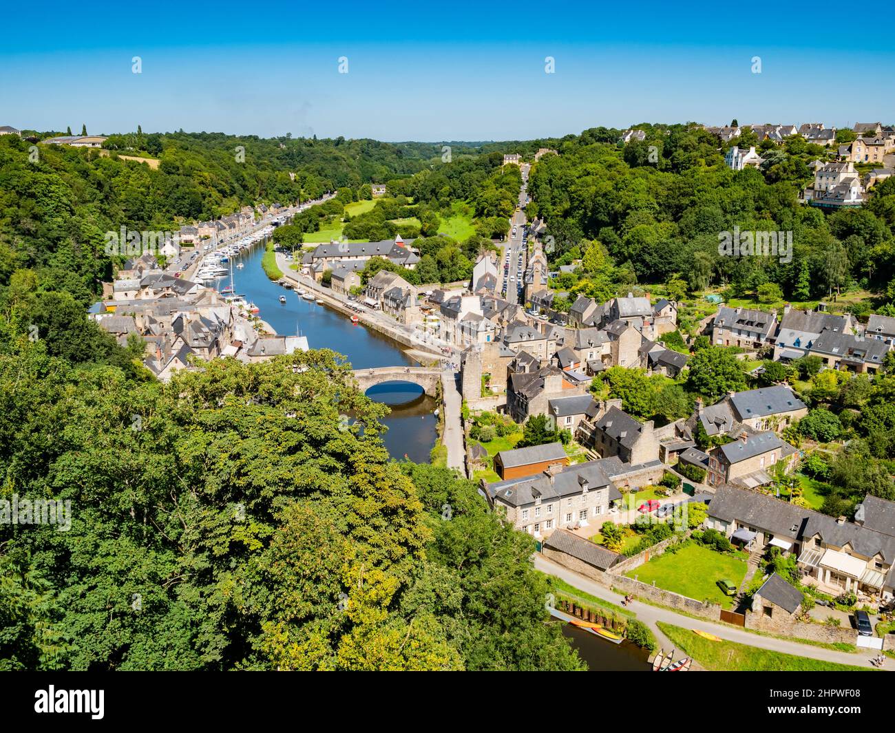 Vue panoramique sur la ville médiévale de Dinan traversée par la Rance, département des Côtes d'Armor, Bretagne, France Banque D'Images