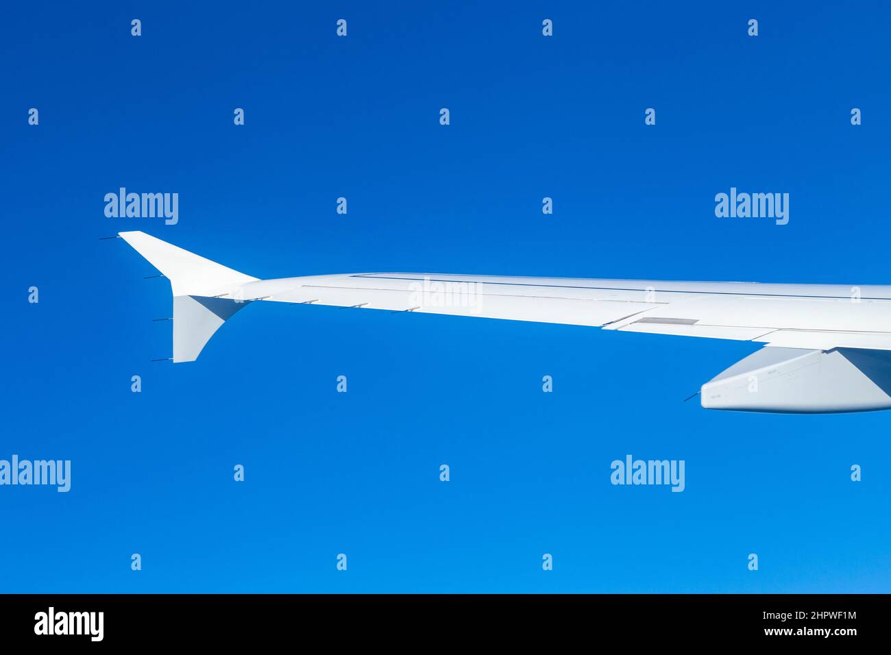 vue depuis la fenêtre de l'avion avec ciel bleu Banque D'Images