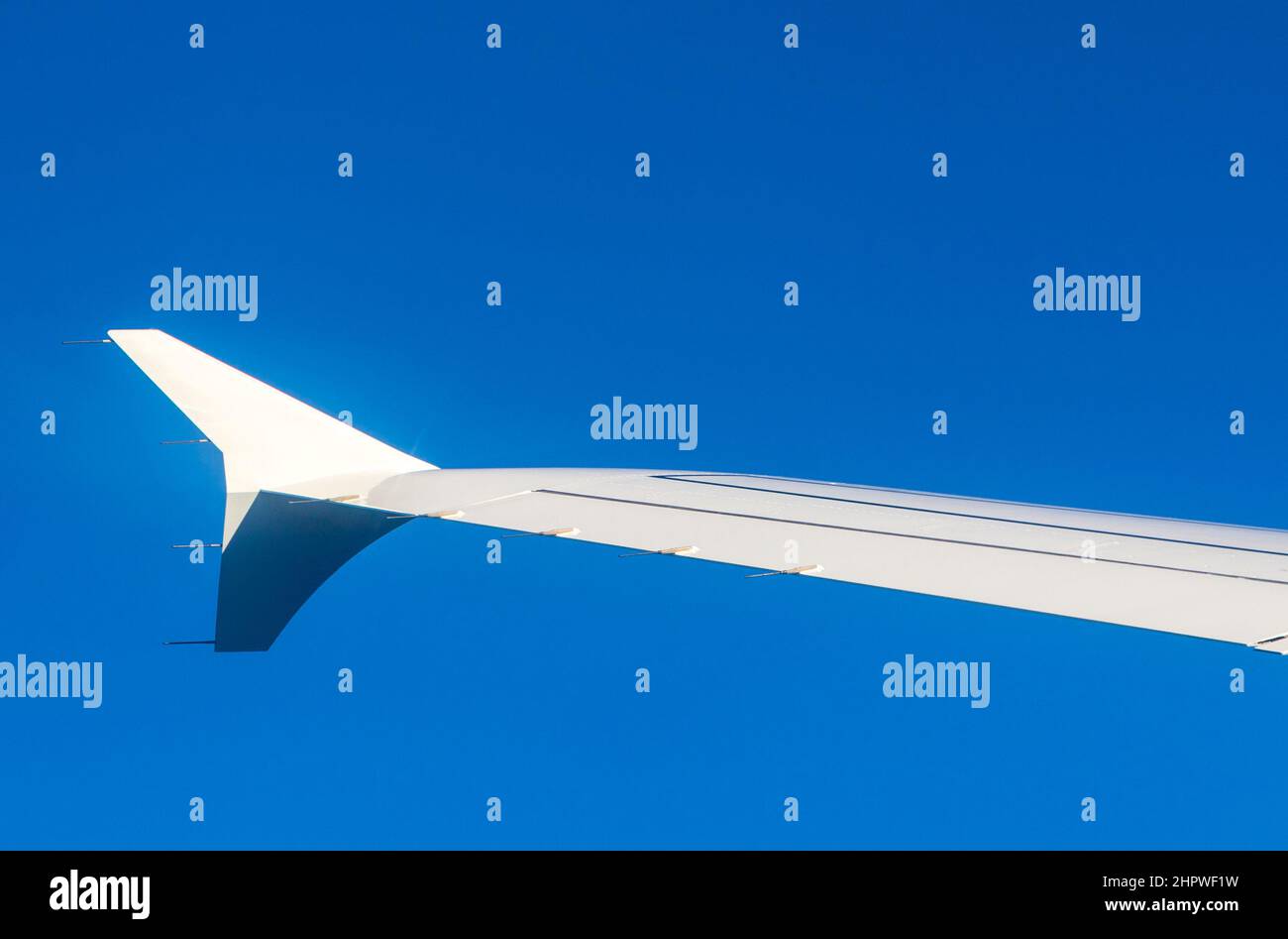 vue depuis la fenêtre de l'avion avec ciel bleu Banque D'Images