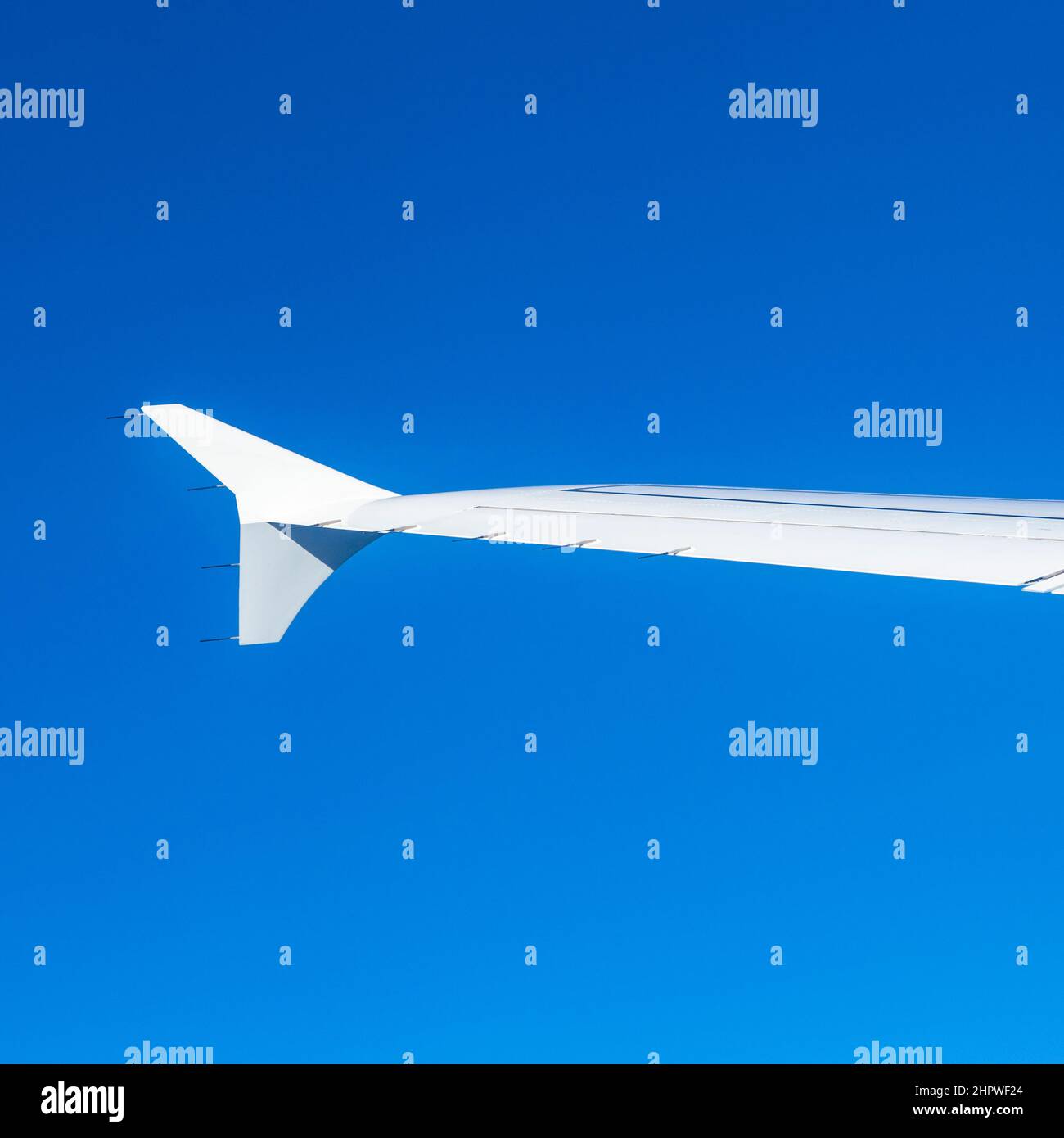 vue depuis la fenêtre de l'avion avec ciel bleu Banque D'Images