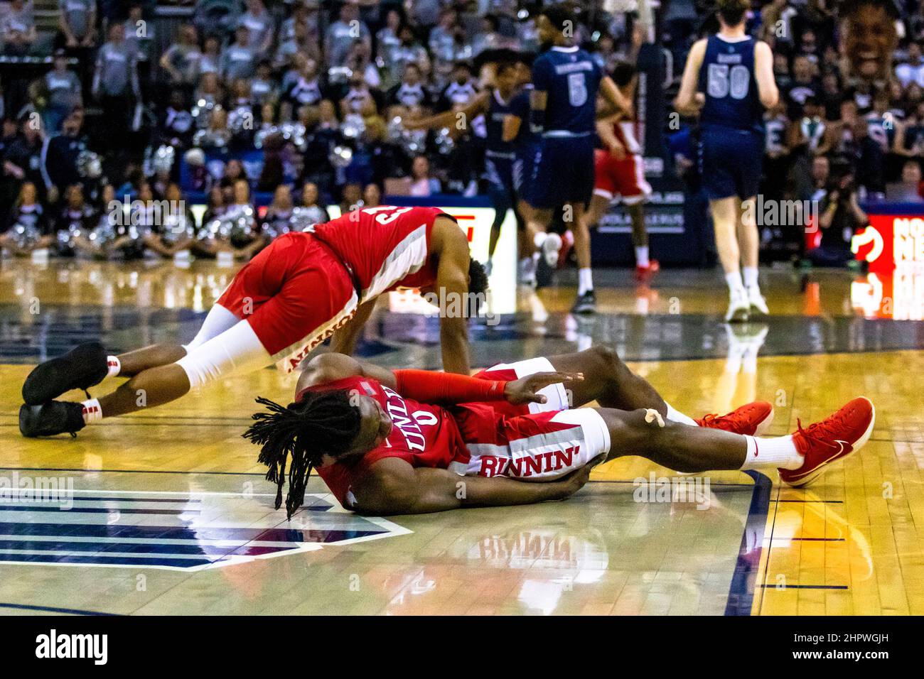 Reno, États-Unis. 22nd févr. 2022. Las Vegas avance Victor Iwuakor et garde #13 Bryce Hamilton sur le terrain après une collision avec les joueurs de Reno pendant le match de l'Université de Las Vegas contre l'Université du Nevada Reno au centre d'événements de Lawlor et l'Université de Las Vegas est sorti victorieux, 62 à 54. (Photo de Ty O'Neil/SOPA Images/Sipa USA) crédit: SIPA USA/Alay Live News Banque D'Images