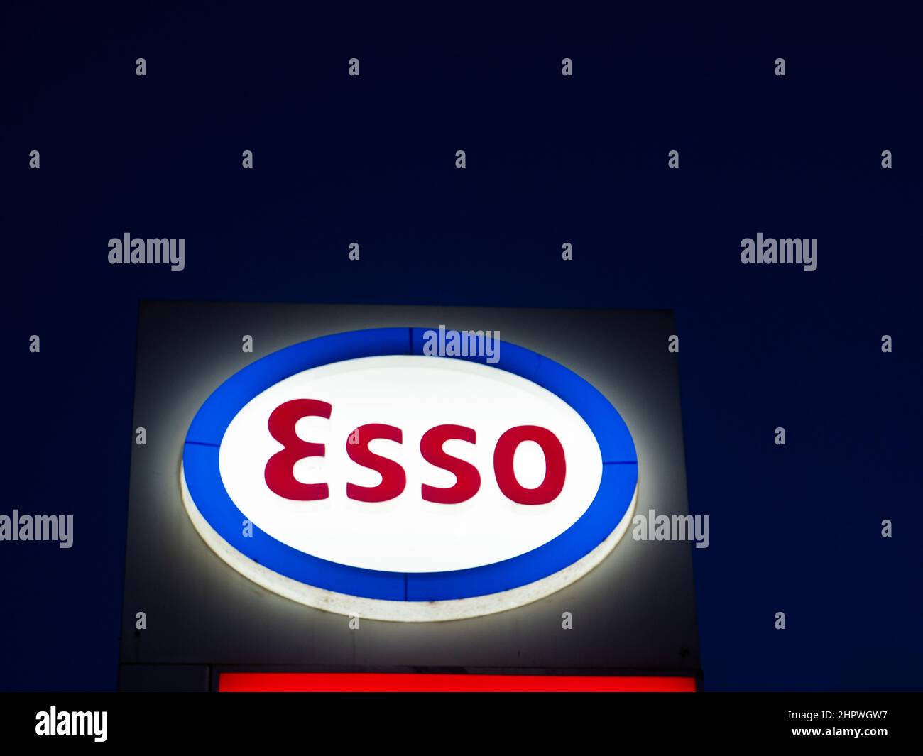 Logo Esso vu à l'extérieur d'une station-service la nuit. Banque D'Images