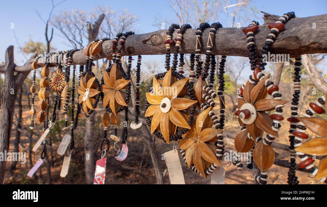 Gros plan d'un collier de fleurs africain fait de graines et de perles trouvés sur un marché extérieur en Namibie. L'arrière-plan est flou et flou Banque D'Images